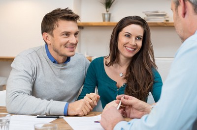 Junge Familie beantragt Riester Rente